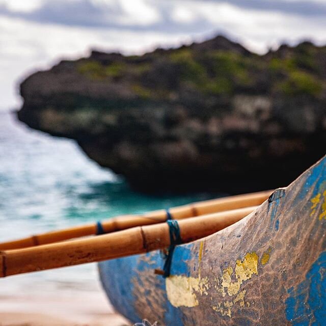 SEAFARERS &gt;&gt; bright working boats line the shores of this small beach in the Kodi region of West Sumba (Sumba Barat), Indonesia

#sumba #indonesiageographic
#indonesia #travel #explore #photography #waitabula #kodi #bali