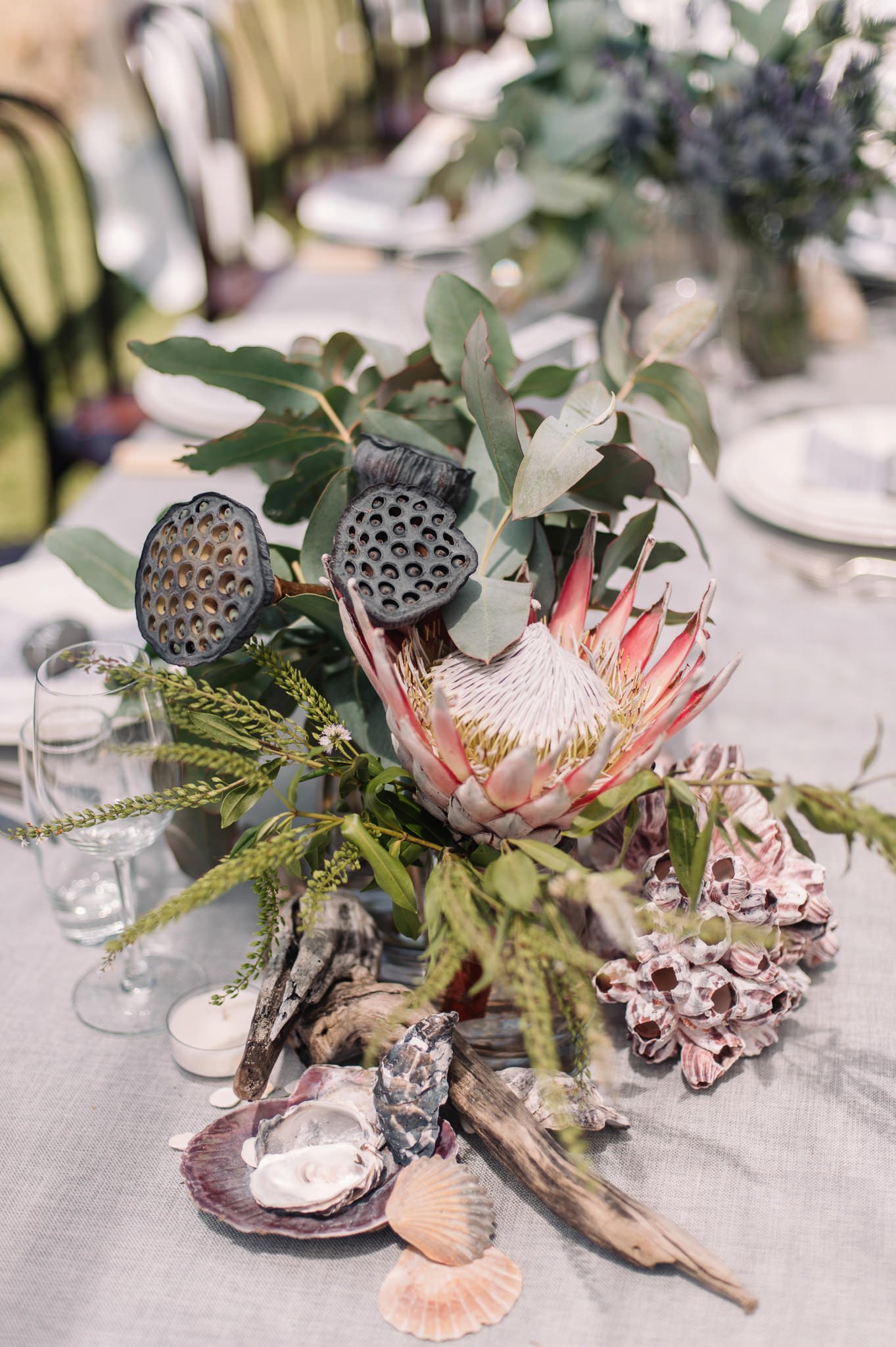  Coastal elements and native flowers for the table decorations 