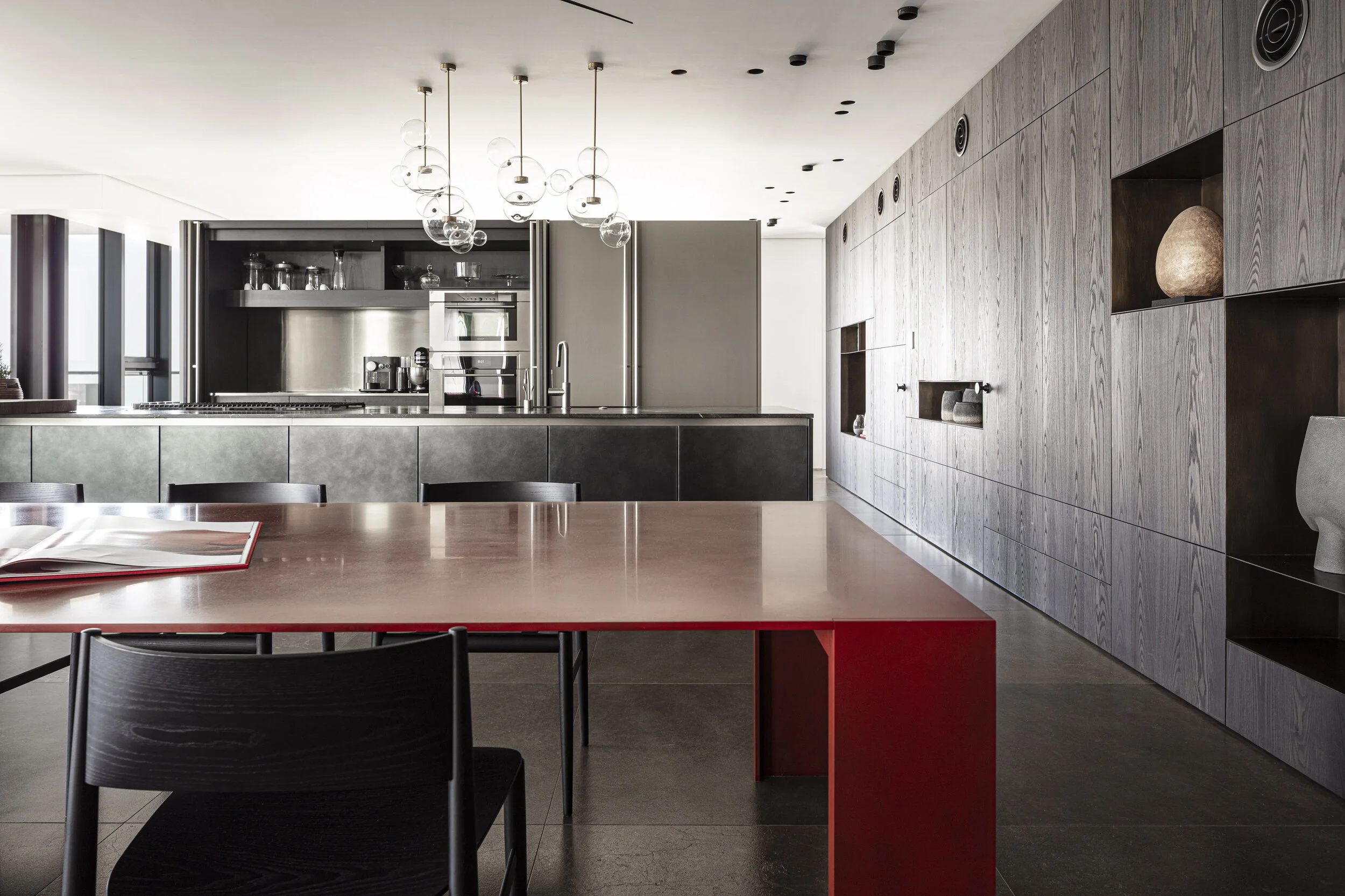   E-FLAT     Architect: Einat Mor | Project Management: Eran Eldor, Bar Engineering | Contractor: Nati Bar Cochva | Kitchen + Bathrooms: Boffi | Carpentry: Mistriel | Lighting: BOOST | Furniture: Tolmans | Paving: Mapali Yam 