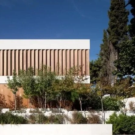 Archilovers: Brise Soleil House. An Anderman Architects residence shaped by a distinctive shading system controlling sunlight, privacy and views from the street.