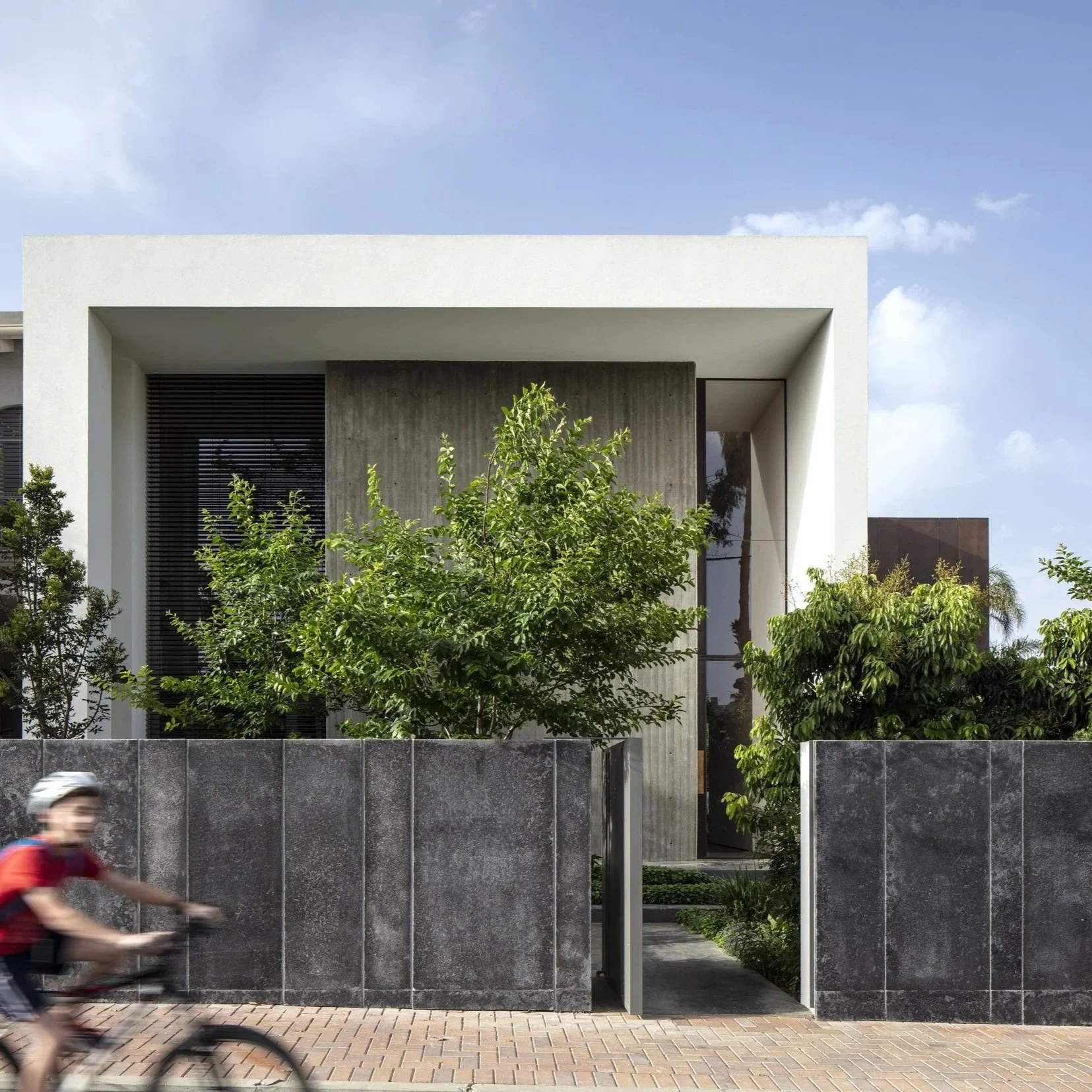 ArchDaily: Muse(um) House. An Anderman Architects residence designed for family life and an art collection, combining domestic intimacy with gallery-like spaces.