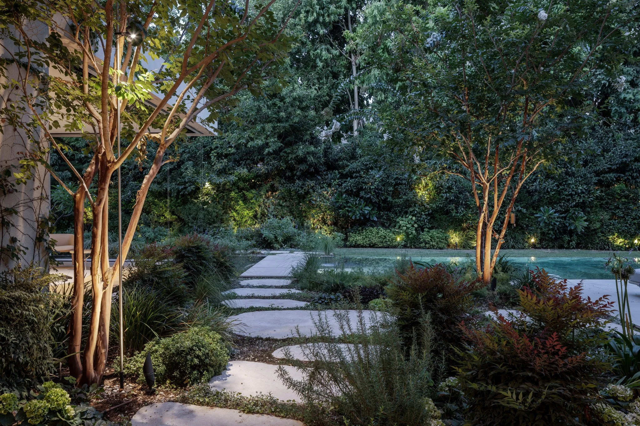 house-in-a-garden-anderman-architects-garden-at-dusk-0073.jpg