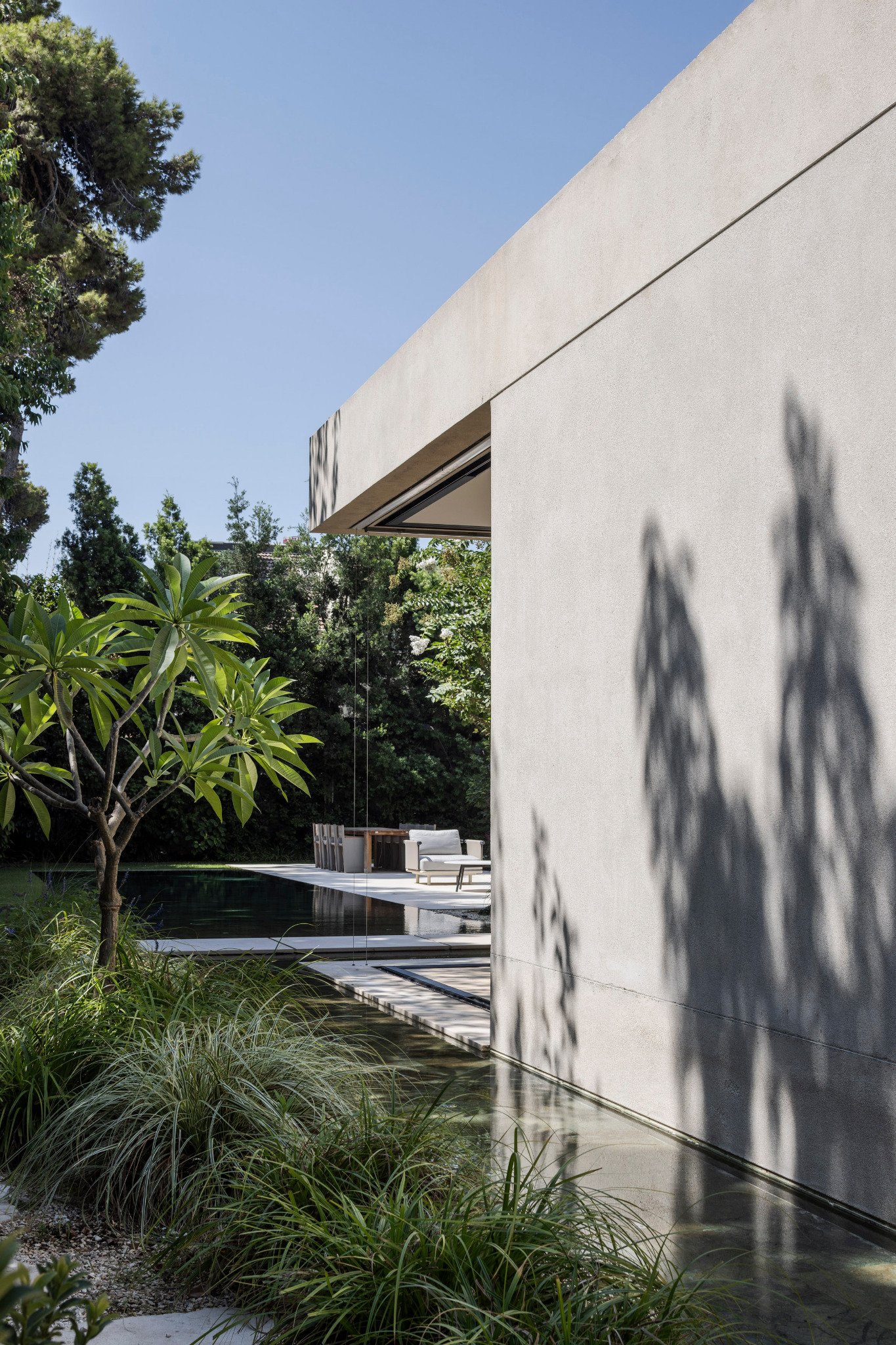house-in-a-garden-anderman-architects-side-facade-water-landscape-0005.jpg