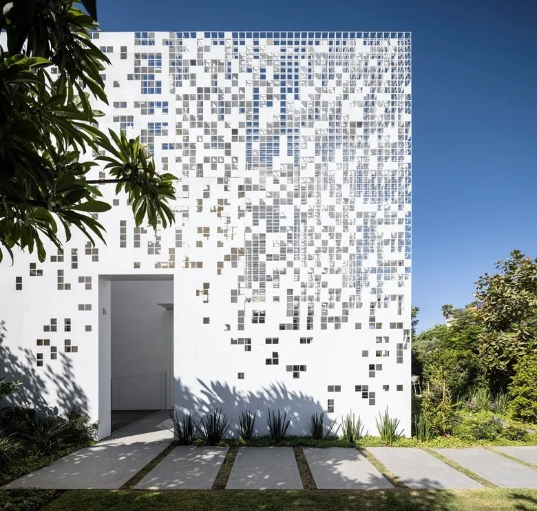 Archilovers: Pixel House. An Anderman Architects residence in Tel Aviv, defined by a custom metal façade designed as a field of pixels fading into the sky.