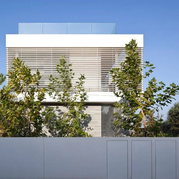 Archello: Linear. An Anderman Architects residence organised through horizontal lines, layered volumes and carefully framed connections between house and garden.