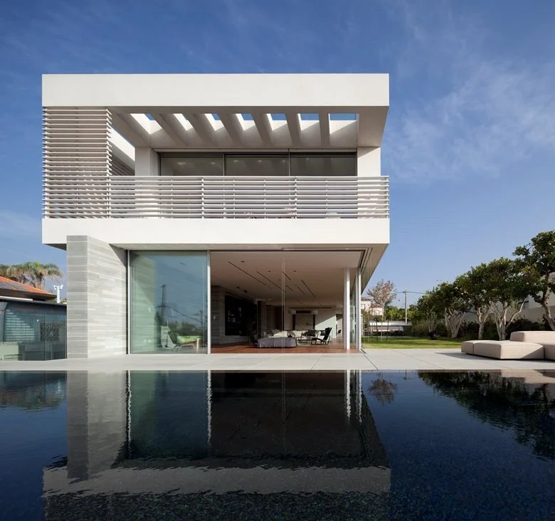 Archilovers: Linear. An Anderman Architects residence defined by extended horizontal planes, restrained materials and a continuous visual link to the landscape.