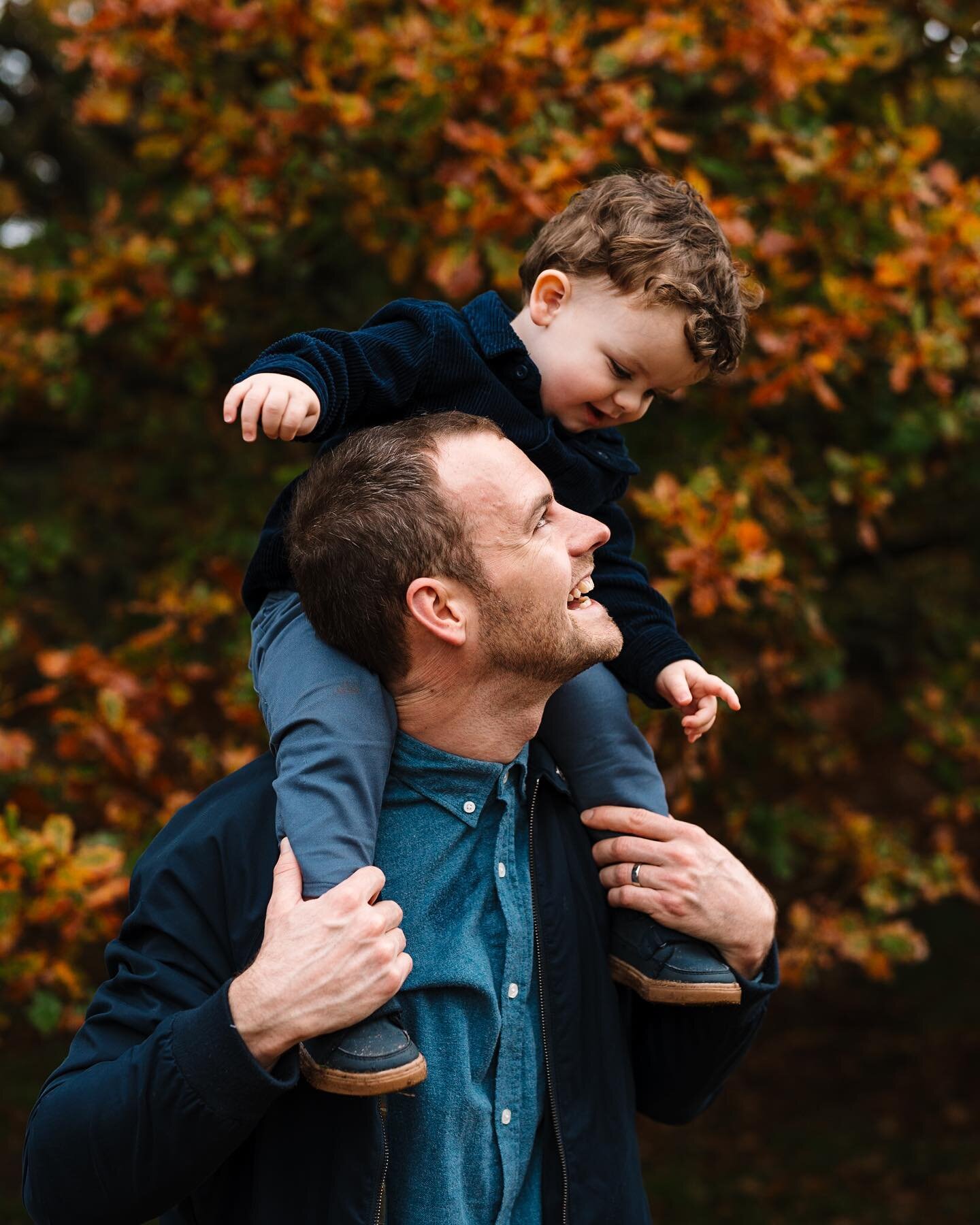 An autumnal photoshoot from a few weeks ago! So lovely to see this family - I last saw Esther (the mum) about 7 years ago so was thrilled when she got in touch to book a family shoot! I love how much the autumnal colours popped at Puttenham that day 
