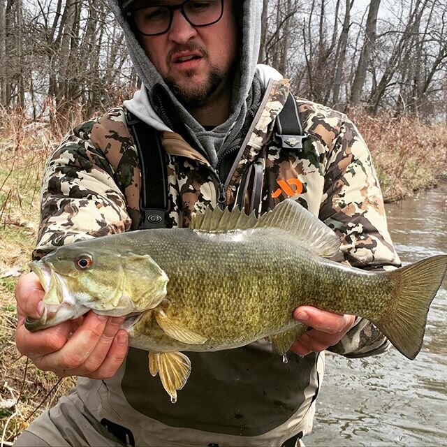 @fly_ficionado with a Lake Huron migratory smallmouth. 
#smallmouth #lakehuron #tributary #michigan #spinfishing #nedrig #fishing