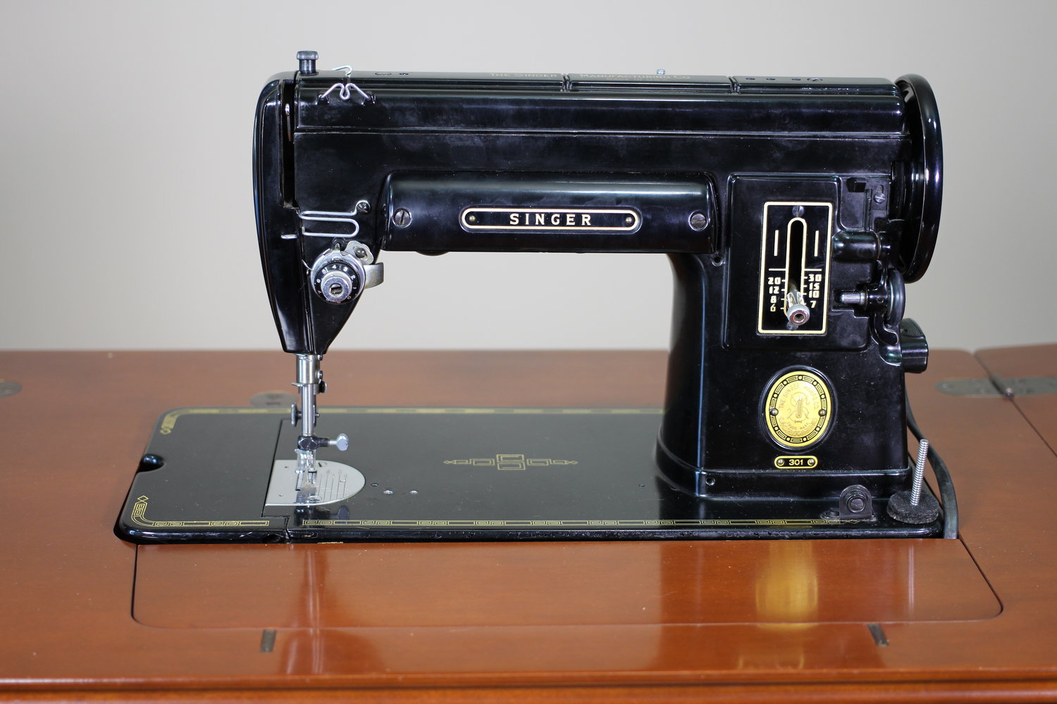 Lot 50L. Vintage Singer Sewing Machine 301A in Tweed case with Plastic  Handle, 1953, Works — $224.25