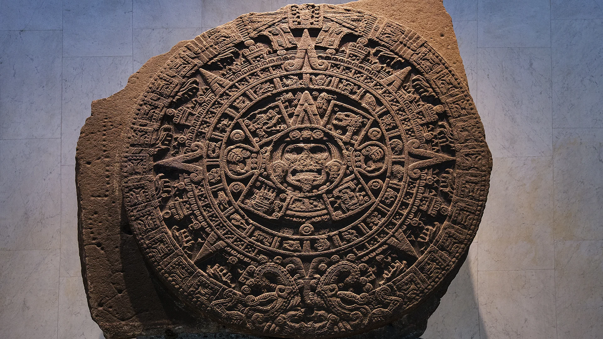 Aztec_calendar_stone_in_National_Museum_of_Anthropology,_Mexico_City.jpg