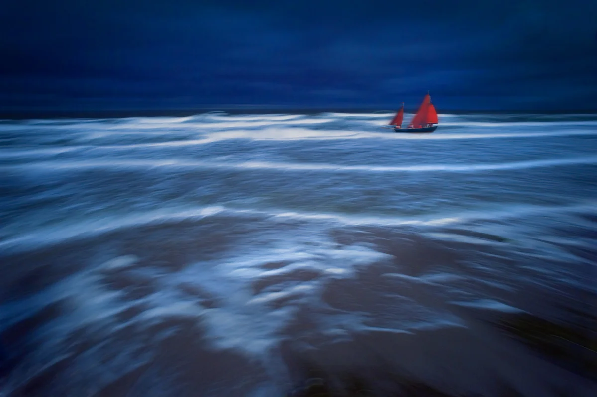 30x40  200910  waves, water crowd all red sail 4042 ebe sRGB.jpg