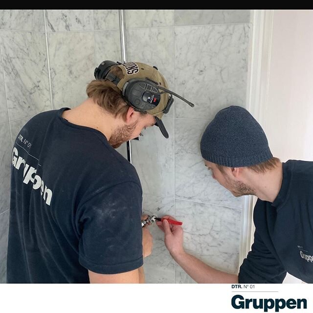 V&auml;lj skickliga hantverkare!
F&ouml;rutom ombyggnaden hj&auml;lper vi &auml;ven till med planeringen och designen av ditt nya badrum. Kontakta oss s&aring; ber&auml;ttar vi mer!
_______________________________________ 
#dtrgruppen #renovering #sn