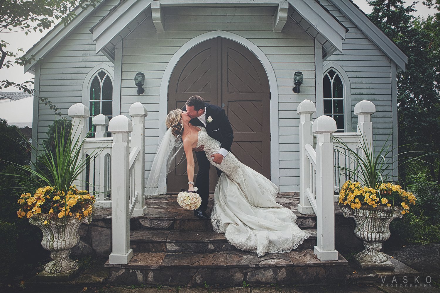 vasko-photography-toronto-wedding-photographer-church-kiss.jpg