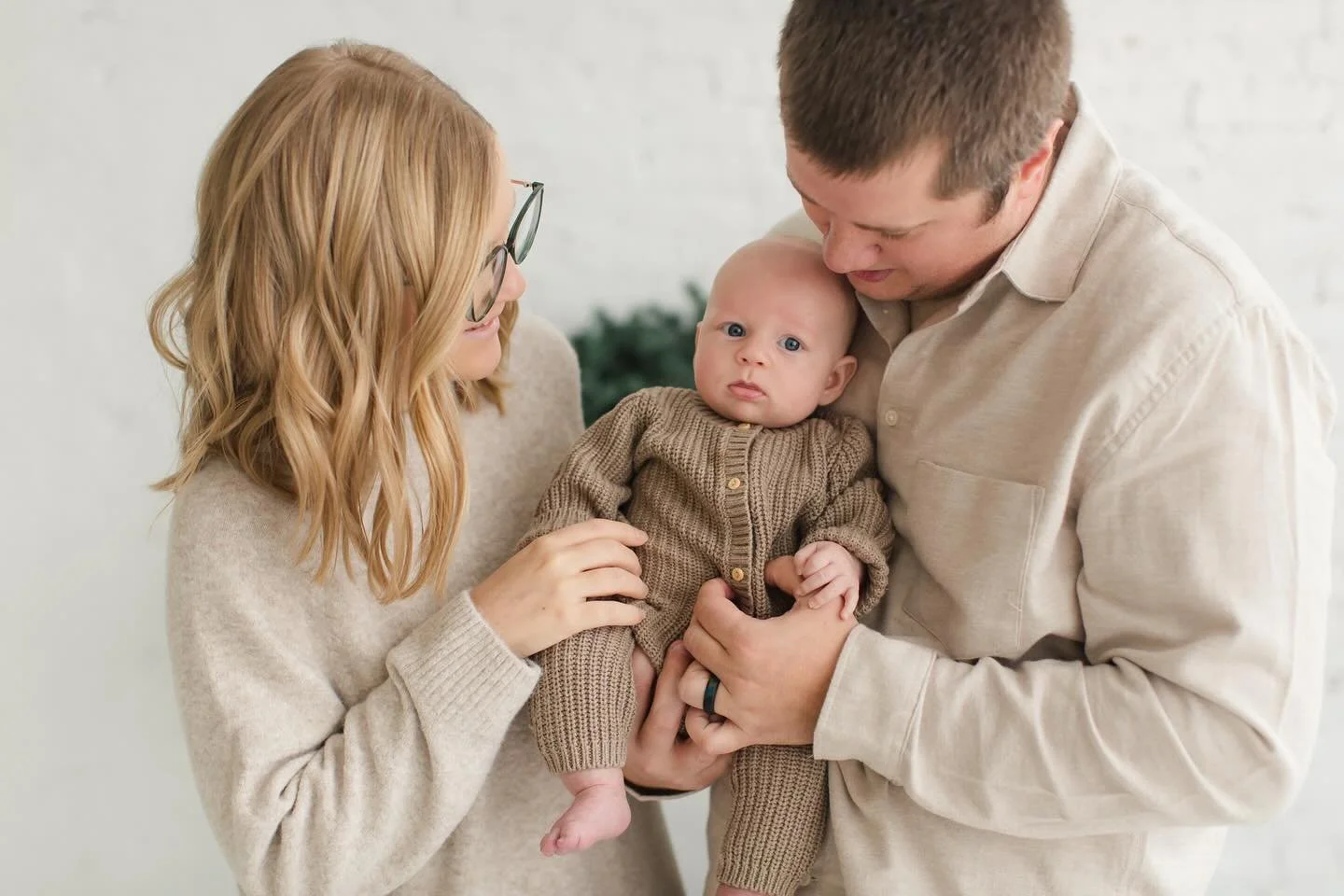 Holiday mini signups are live at the link in my bio! These are indoor. If you prefer outdoor, always reach out and we can make it happen! 🌲