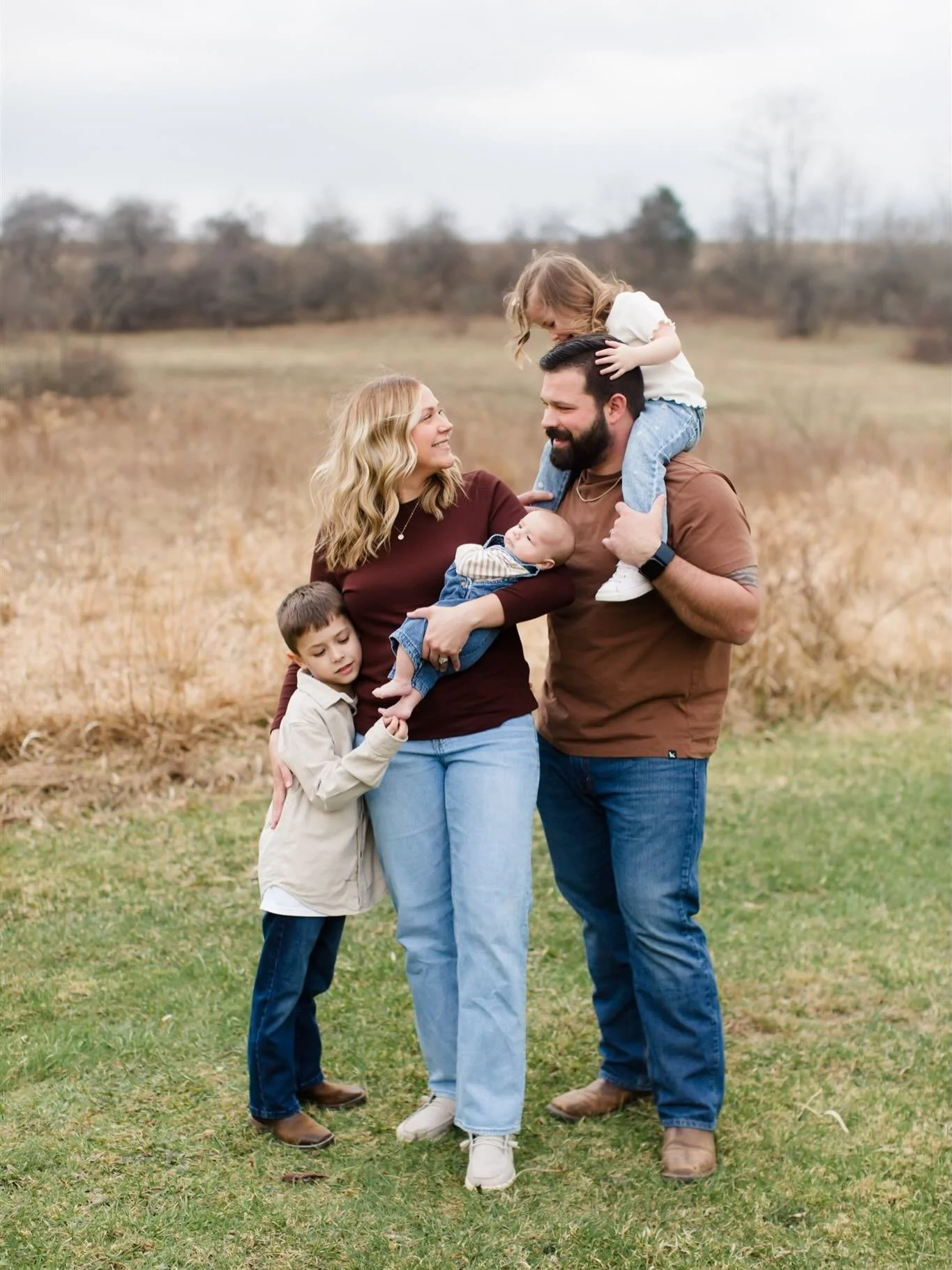 Cinkos, party of 5 🖐🏻! Nothing like a barefoot babe in overalls 🥹