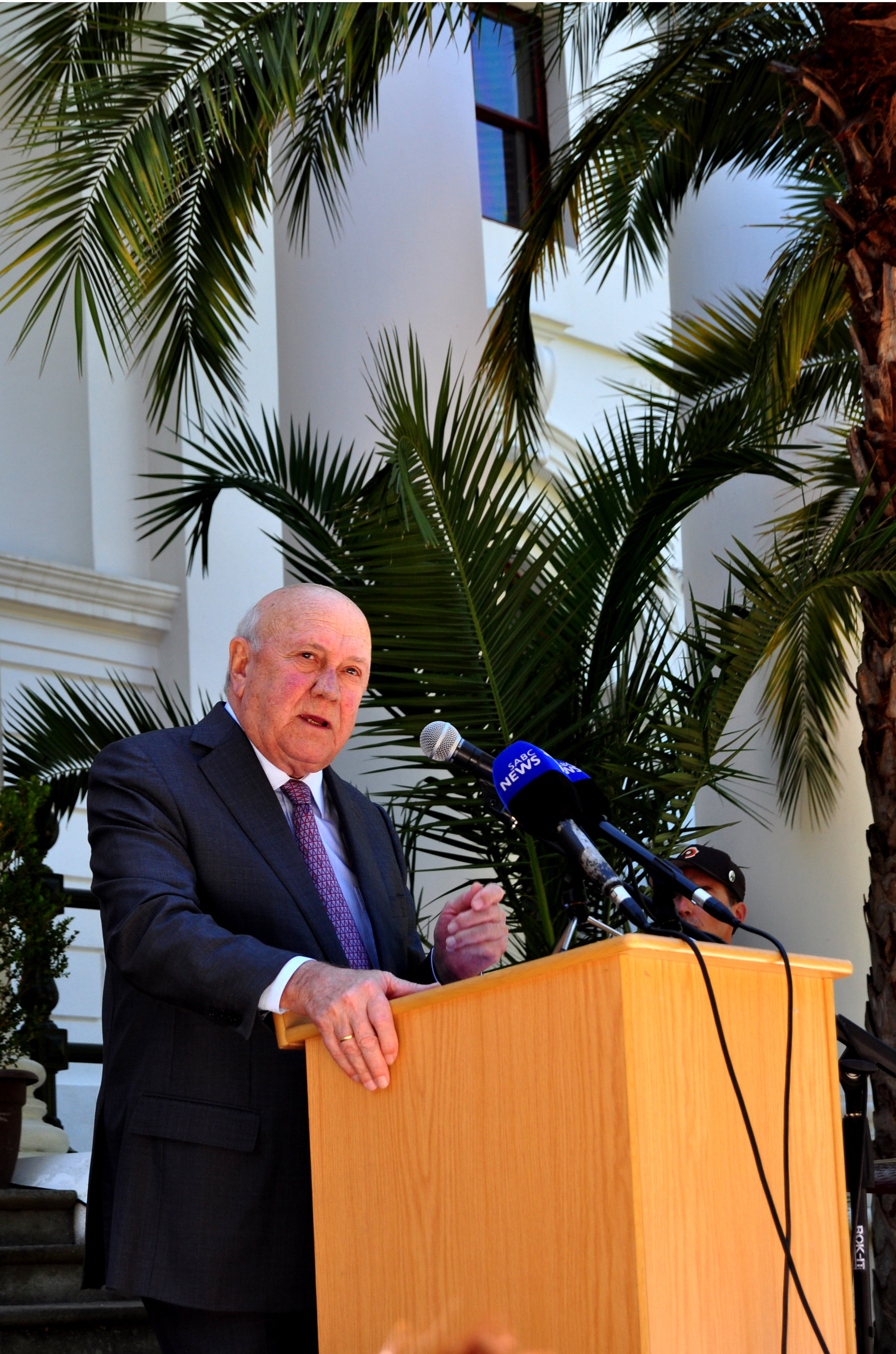 FW de Klerk addresses the crowd.