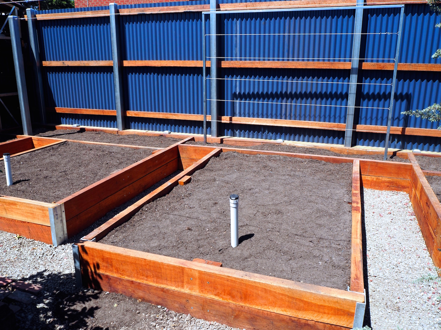 Wicking garden bed and colorbond fence