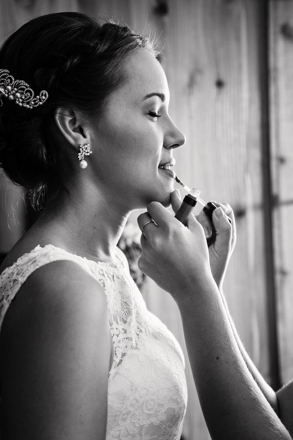 absaroka-beartooth-wilderness-montana-wedding-bride-applies-lipstick.jpg