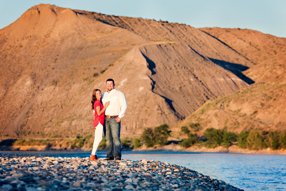 billings-montana-engagement-session-couple-at-sunset-along-yellowstone-river.jpg