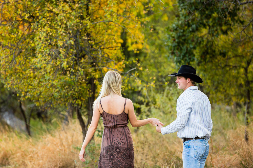 Billings-Montana-fall-engagement-couple-walking-through-park.jpg