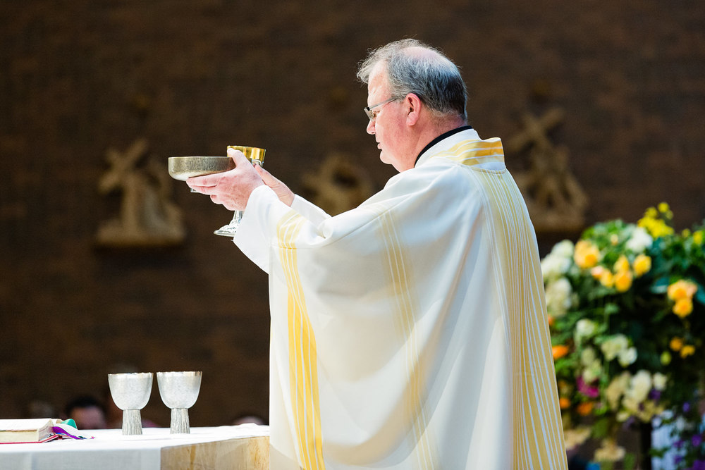 billings-montana-swift-st-thomas-priest-communion.jpg