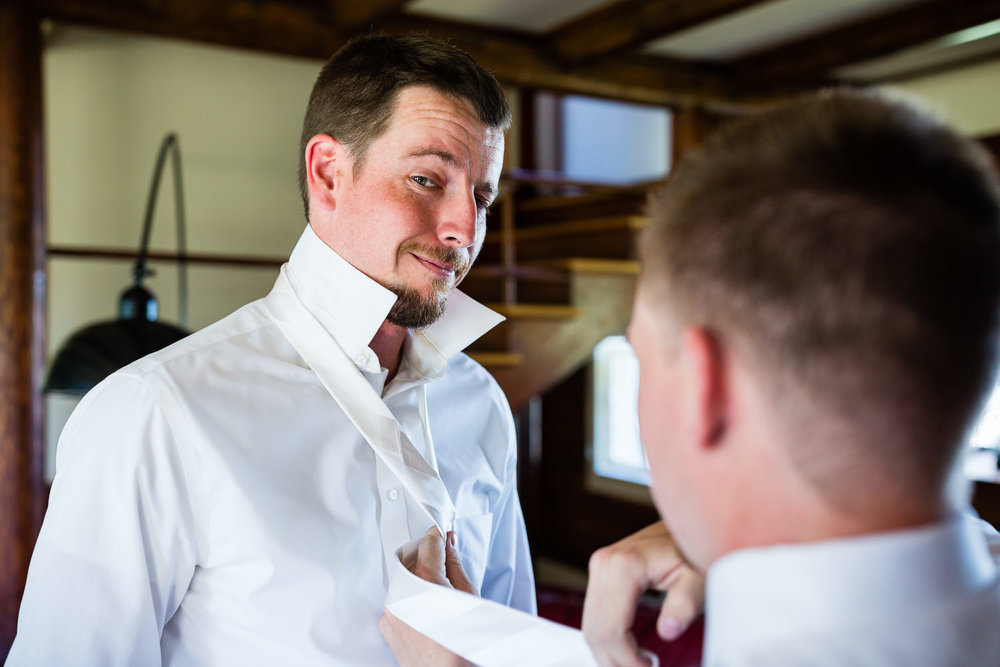 bozeman-montana-wedding-groom-gets-ready.jpg