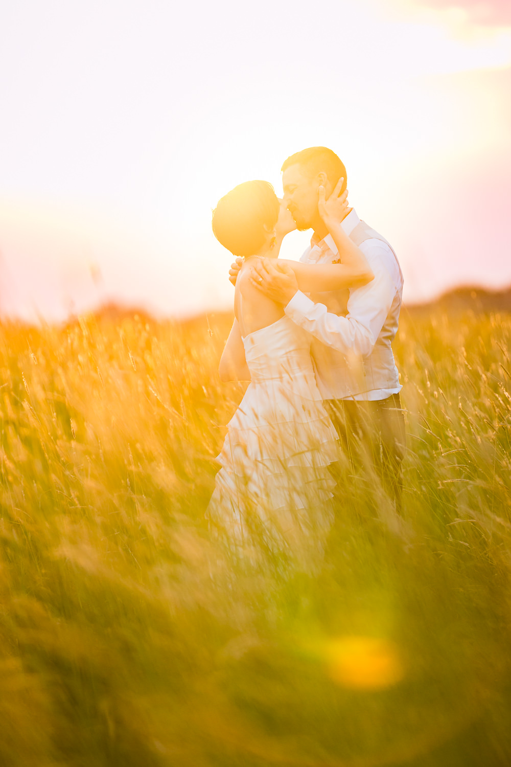 bozeman-montana-wedding-bride-groom-sunset-kiss.jpg