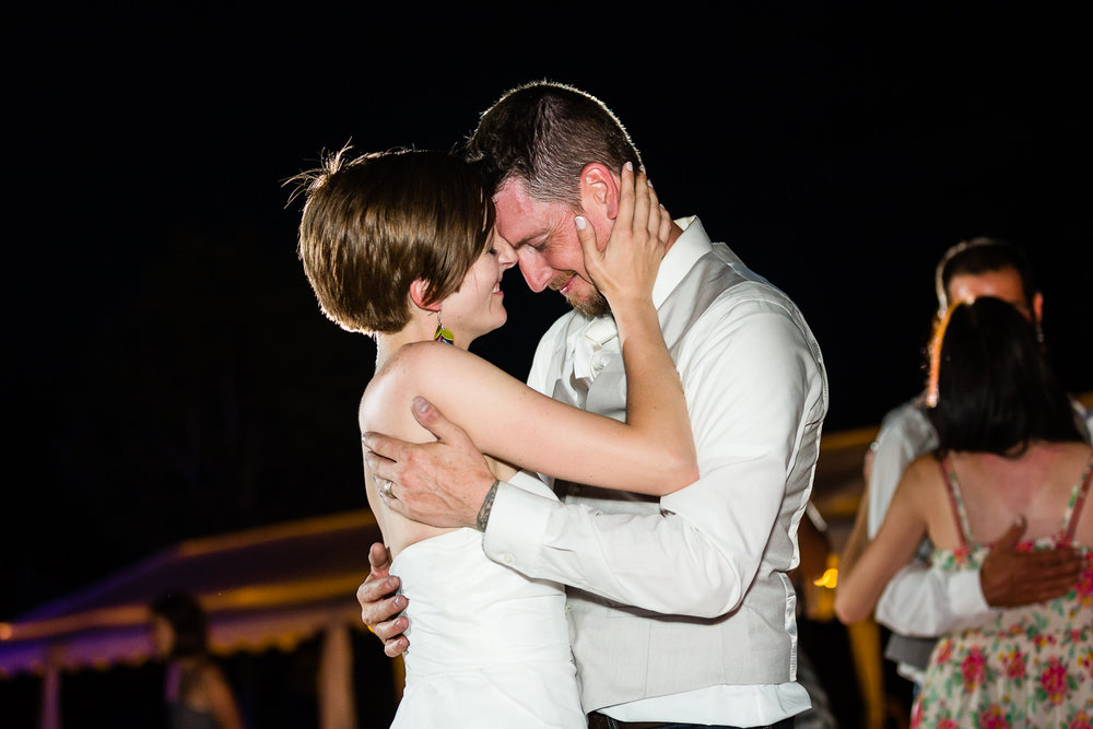 bozeman-montana-wedding-bride-groom-final-dance.jpg