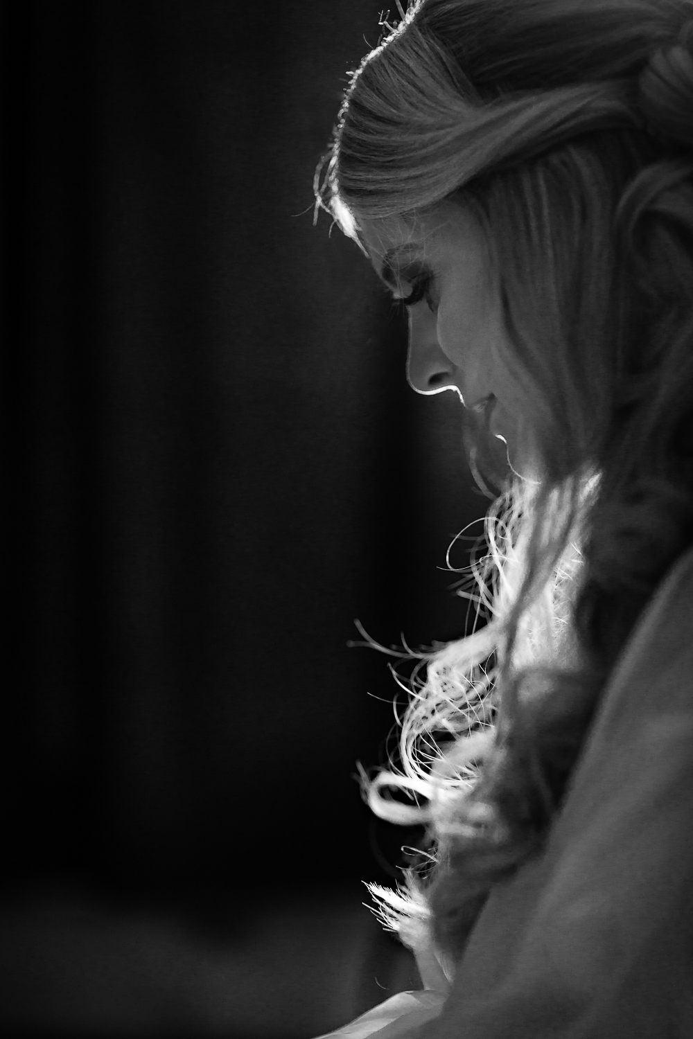 bozeman-montana-wedding-roys-barn-brides-hair-being-fixed.jpg