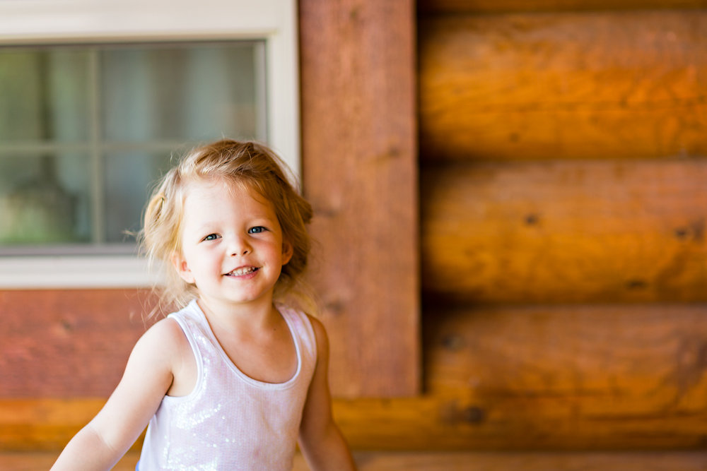 bozeman-montana-wedding-roys-barn-flowergirl-laughing.jpg