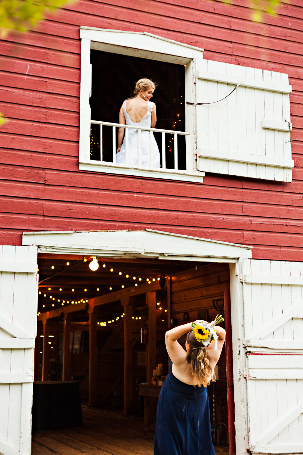 bozeman-montana-wedding-roys-barn-bridesmaid-catches-bouquet.jpg
