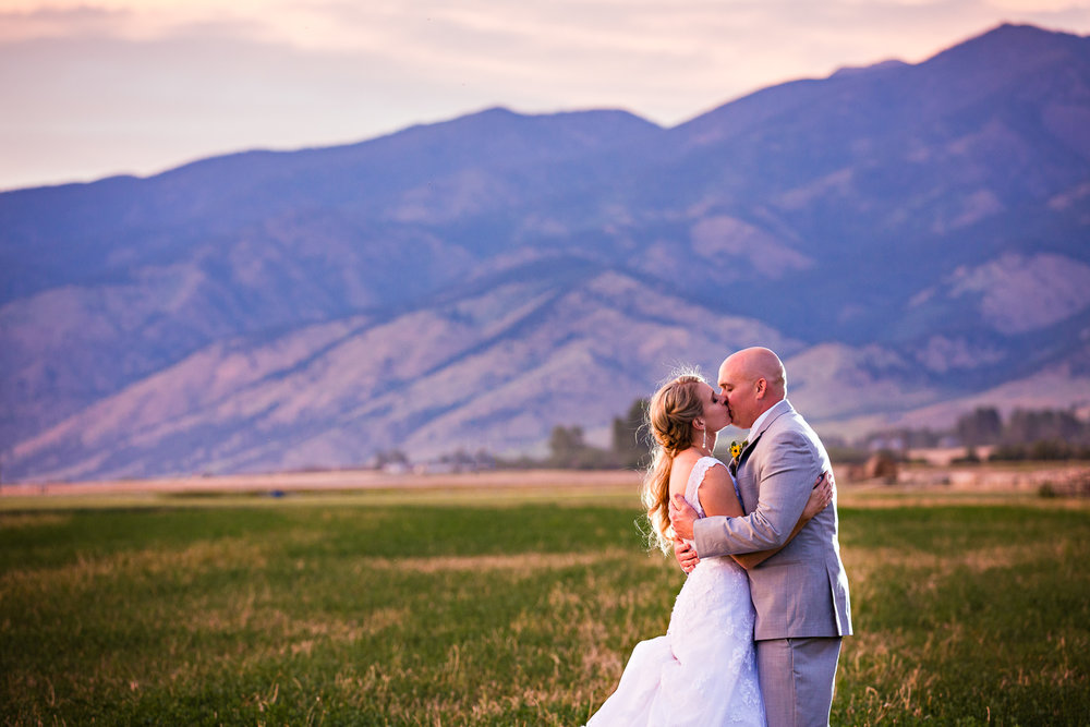 bozeman-montana-wedding-roys-barn-bride-groom-kiss-during-sunset.jpg
