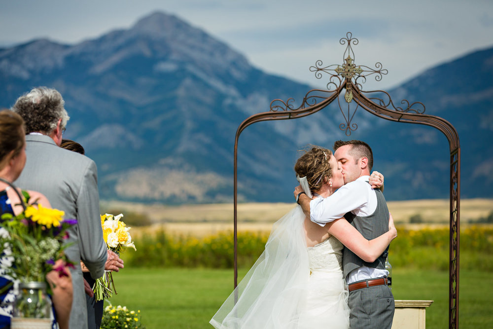 bozeman-wedding-big-yellow-barn-ceremony-kiss.jpg