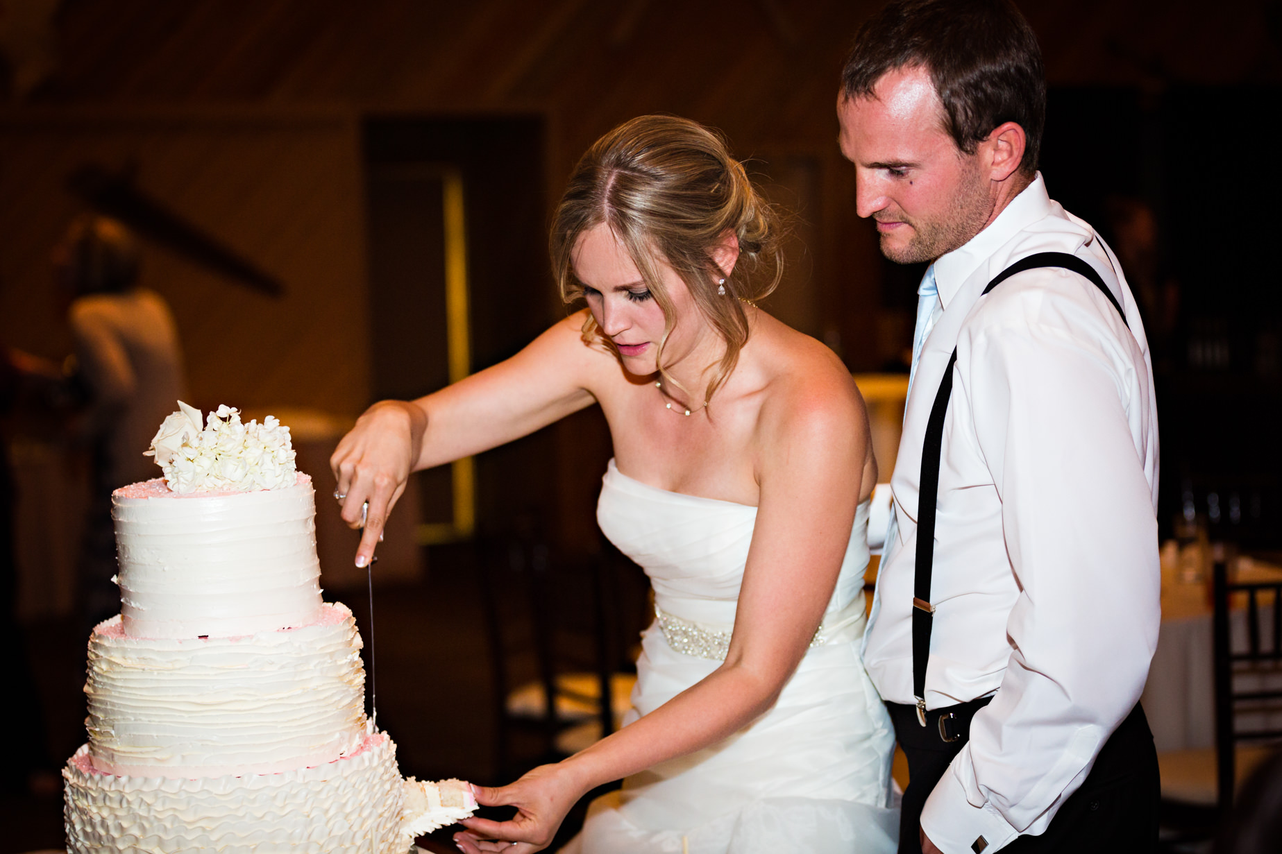 big-sky-resort-wedding-bride-groom-cut-cake.jpg