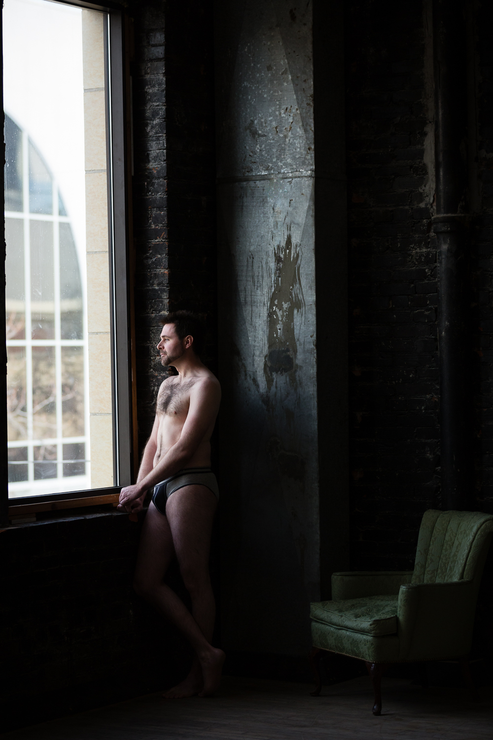 montana-male-boudoir-photoshoot-man-green-chair.jpg