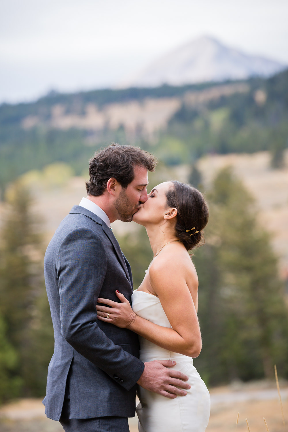 big-sky-montana-gallatin-riverhouse-wedding-under-lone-peak-kiss.jpg