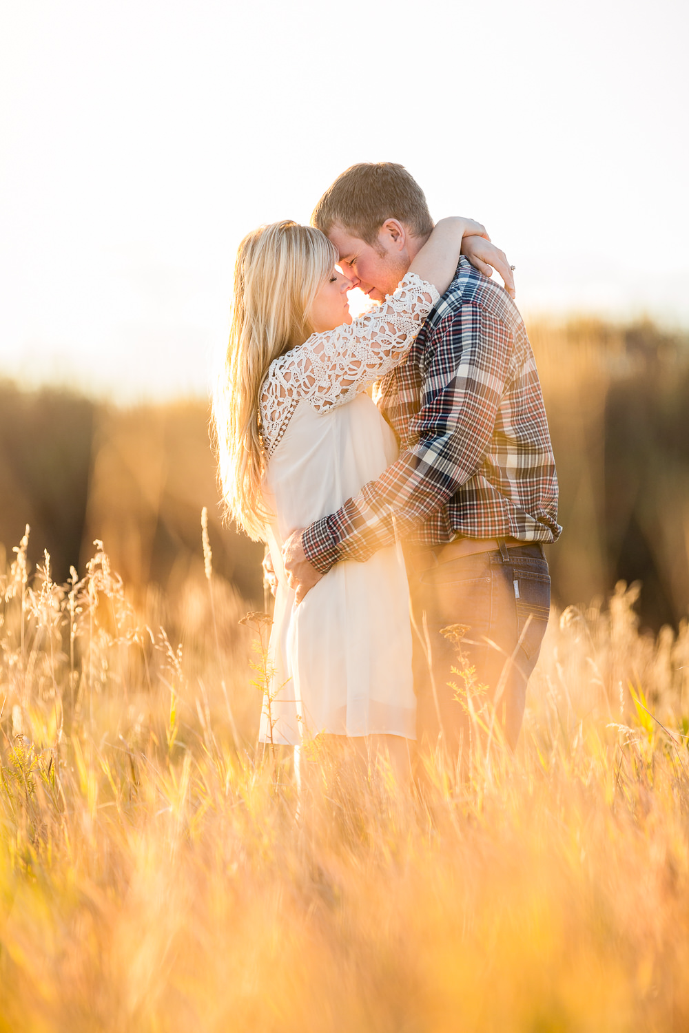 bozeman-montana-engagement-session-fall-colors-couple-hugging.jpg