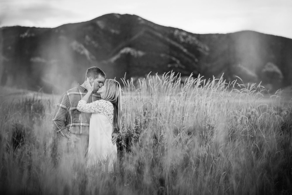 bozeman-montana-engagement-session-shooting-through-grass-couple-kissing.jpg