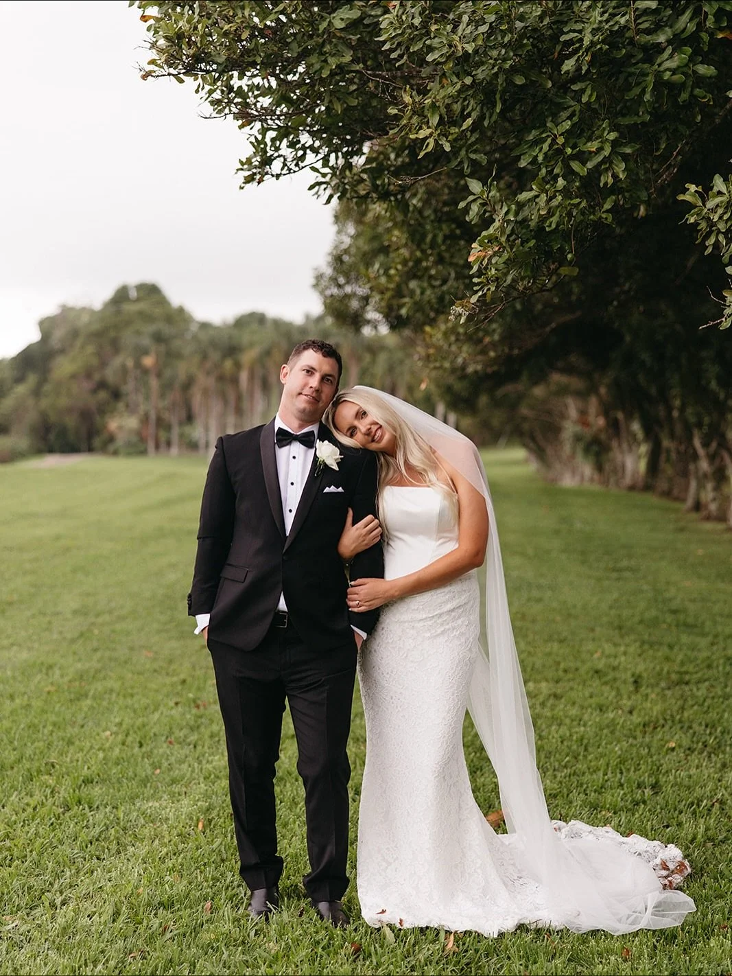 Beating the storms with Chantelle + Sam at the stunning @elysianhillsvenue ❤️&zwj;🔥🥂

@chantelle_kidd 
@sandoss_
@elysianhillsvenue 
@tweedcoastweddings 
@am.celebrant 
@teneile_sanndstudio 
@arcticfox_events 
@alishatoddmusic 
@mwlbride
