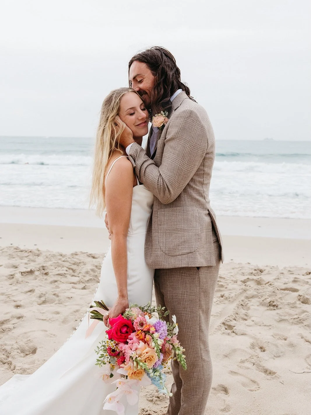Friday with Allie + Hayden 🥂❤️&zwj;🔥

@allieholcroft 
@haydenthehobo 
@beachbyronbay 
@gp.creatives 
@_pikt 
@beautyymarkk_ 
@hairbymiakate 
@coastalbeatsbyron 
@benwhitingmusic 
@theweddingshed