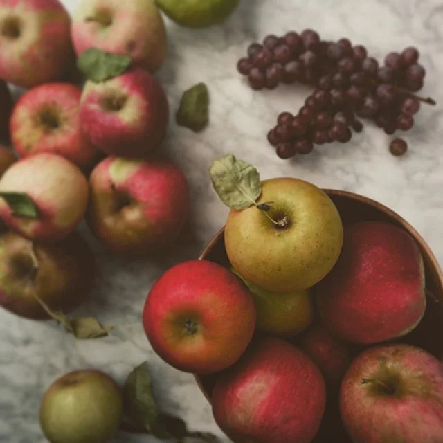 Last Saturday I spent a bit of time playing with fall fruits from the market. Still life as a genre is a total shot in the dark for me. Where do I put this apple? Does the leaf look out of place? Arranging things to tell a story is a delicate craft. 