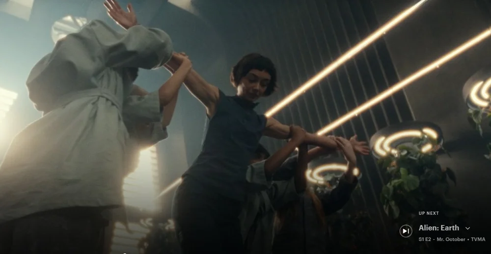 Absolutely hilarious shot in the first episode of #AlienEarth. The kids are supposed to be hanging off of her arms while she lifts them off the ground. 

Not sure how this made it into the show, but I died when I saw it.

#aliens #alienfranchise #ali