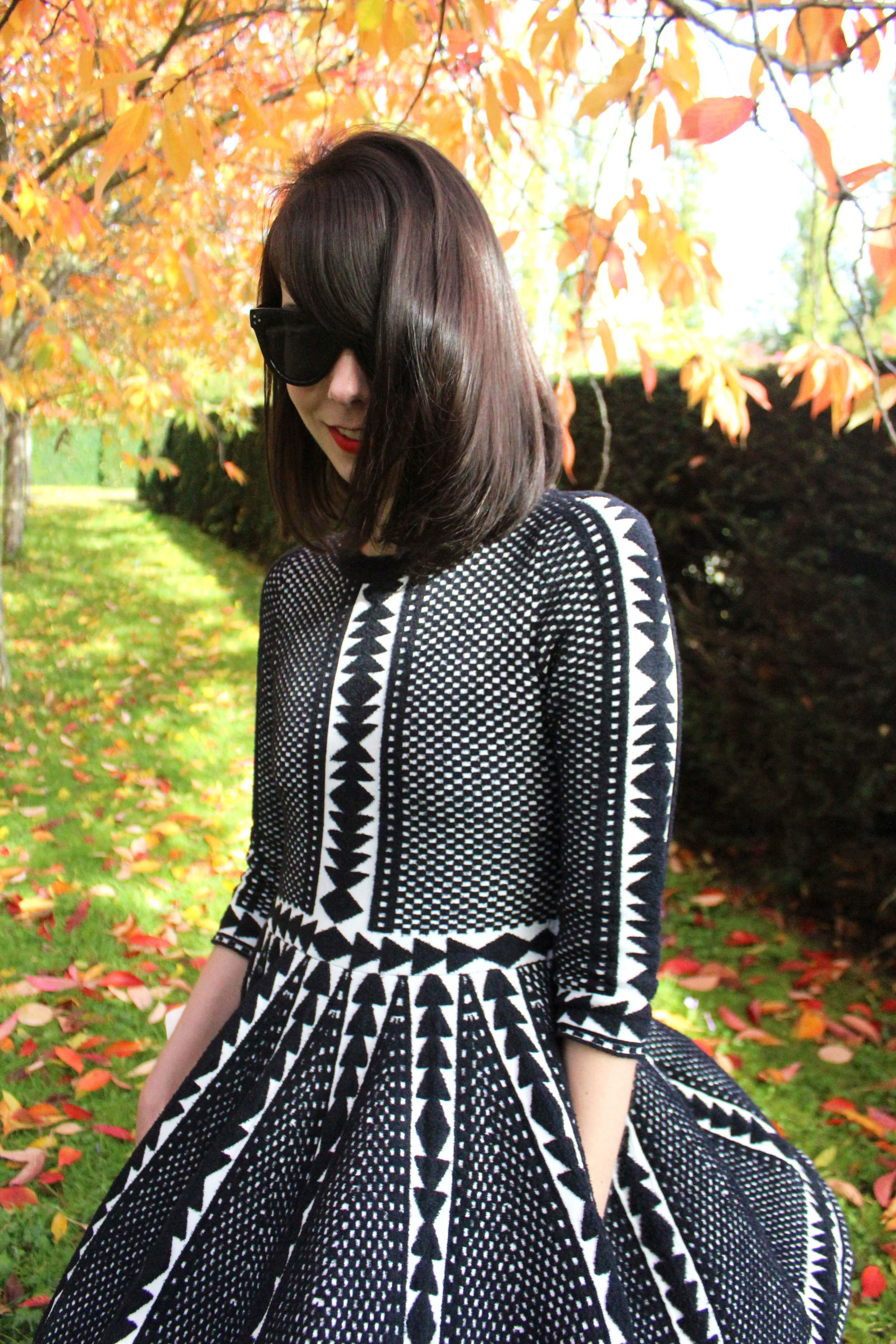 Red lip and black sunglasses for fall.