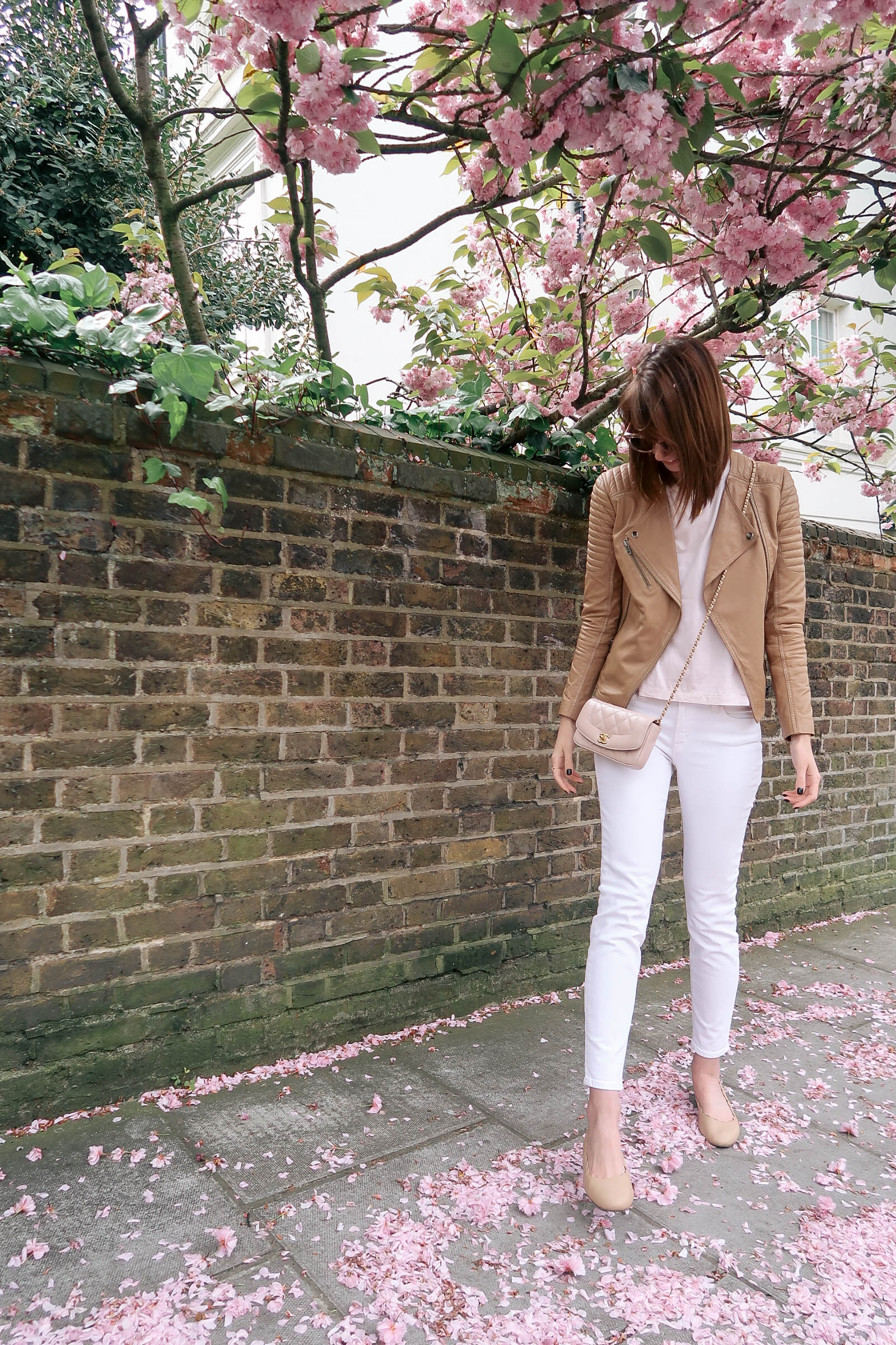 Cherry blossoms in Notting Hill, London wearing J.Crew jeans and a Chanel quilted bag | Pink, Purple and Petals | Sundays and Somedays