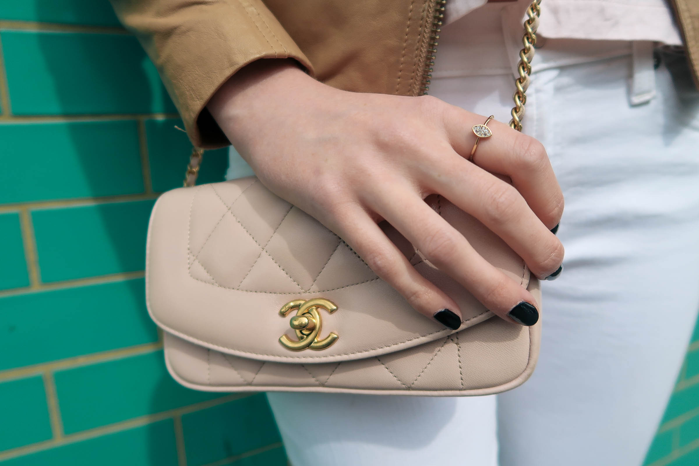 The turquoise island in Notting Hill, London wearing J.Crew jeans and a pink quilted Chanel bag | Pink, Purple and Petals | Sundays and Somedays