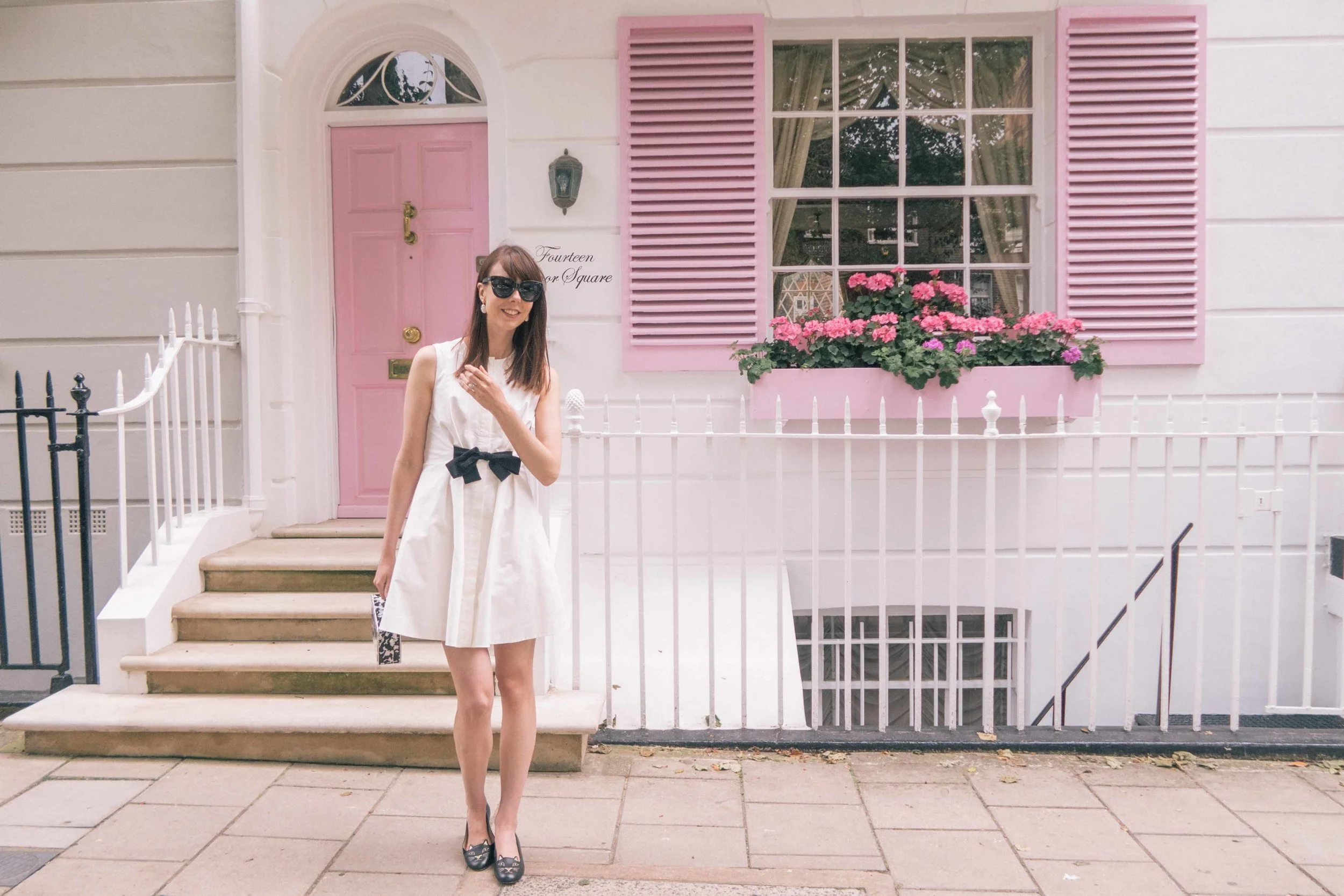That pink door in Knightsbridge, London - find it just behind Harrods in Trevor Square | Sundays and Somedays