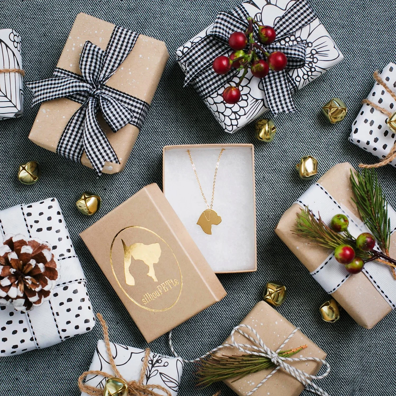 Boxer_necklace_christmas_jewelry_phtoography-1.jpg