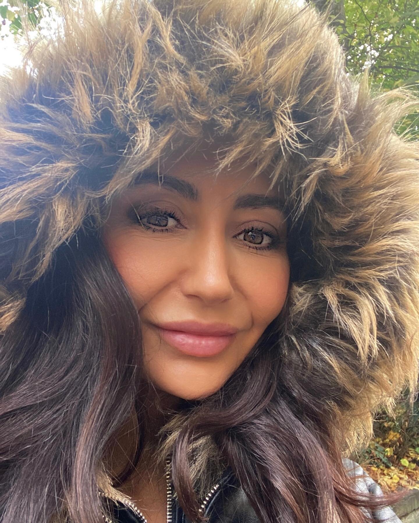 Rugged up, talking to squirrels and eating scones 🧥🐿🍓😁 They are just so cute 🥰 You knkw we don&rsquo;t have squirrels in Australia! 
1. Cosy ☺️
2. Cuties 🐿
3. Red and Leather 💋
4. Magical 🍃🍁
5. Cream then jam or Jam then cream&hellip;that is
