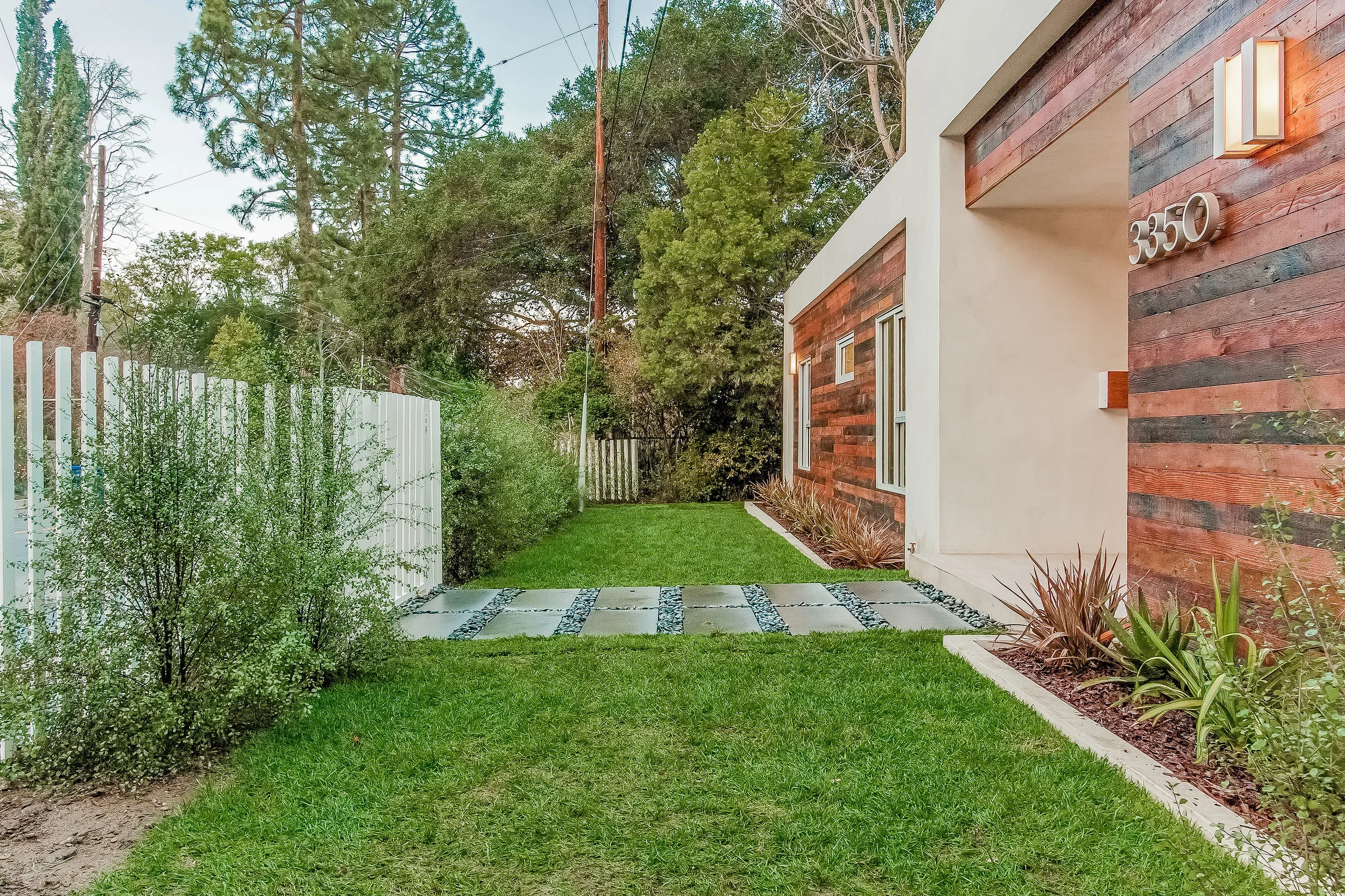 002-Private_Front_Yard-842634-print.jpg