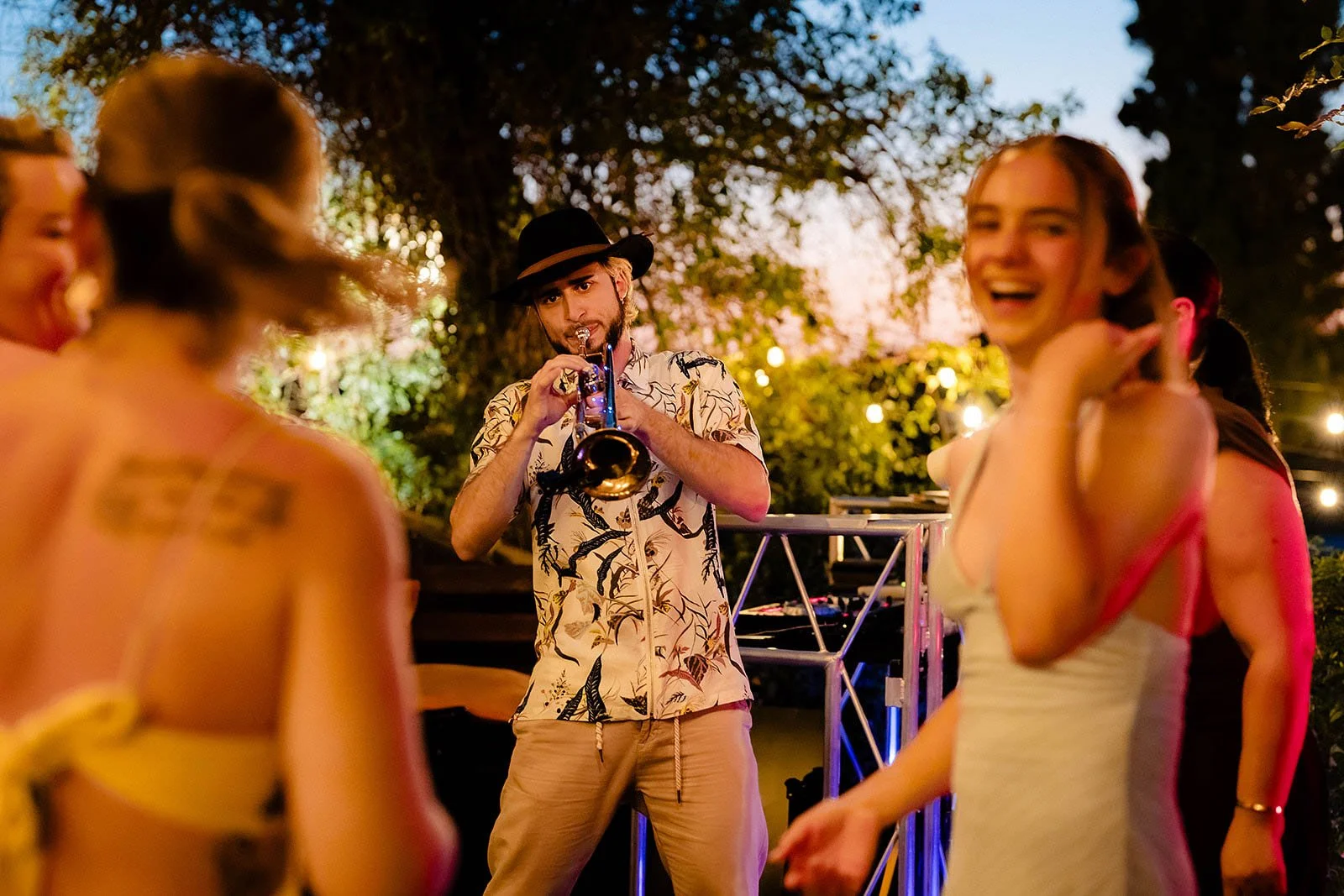 2. Guests dancing at welcome drinks in the hills outside Rome-6.jpg